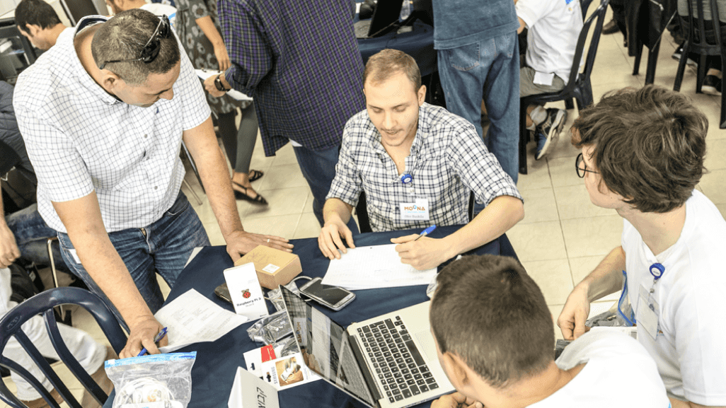Discussing together about the execution of the App